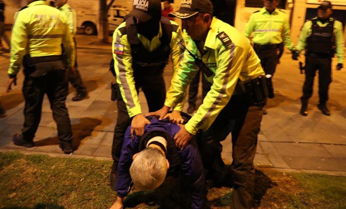 El jefe de Cancillería y Asuntos Políticos mexicano, Roberto Canseco, sometido por policías ecuatorianos. El jefe de Cancillería y Asuntos Políticos mexicano, Roberto Canseco, sometido por policías ecuatorianos.