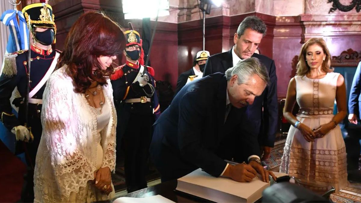 Alberto Fernández en el Congreso el 1ero. de marzo de 2022, junto a CFK y Sergio Massa (en ese entonces, presidente de la Cámara de Diputados).