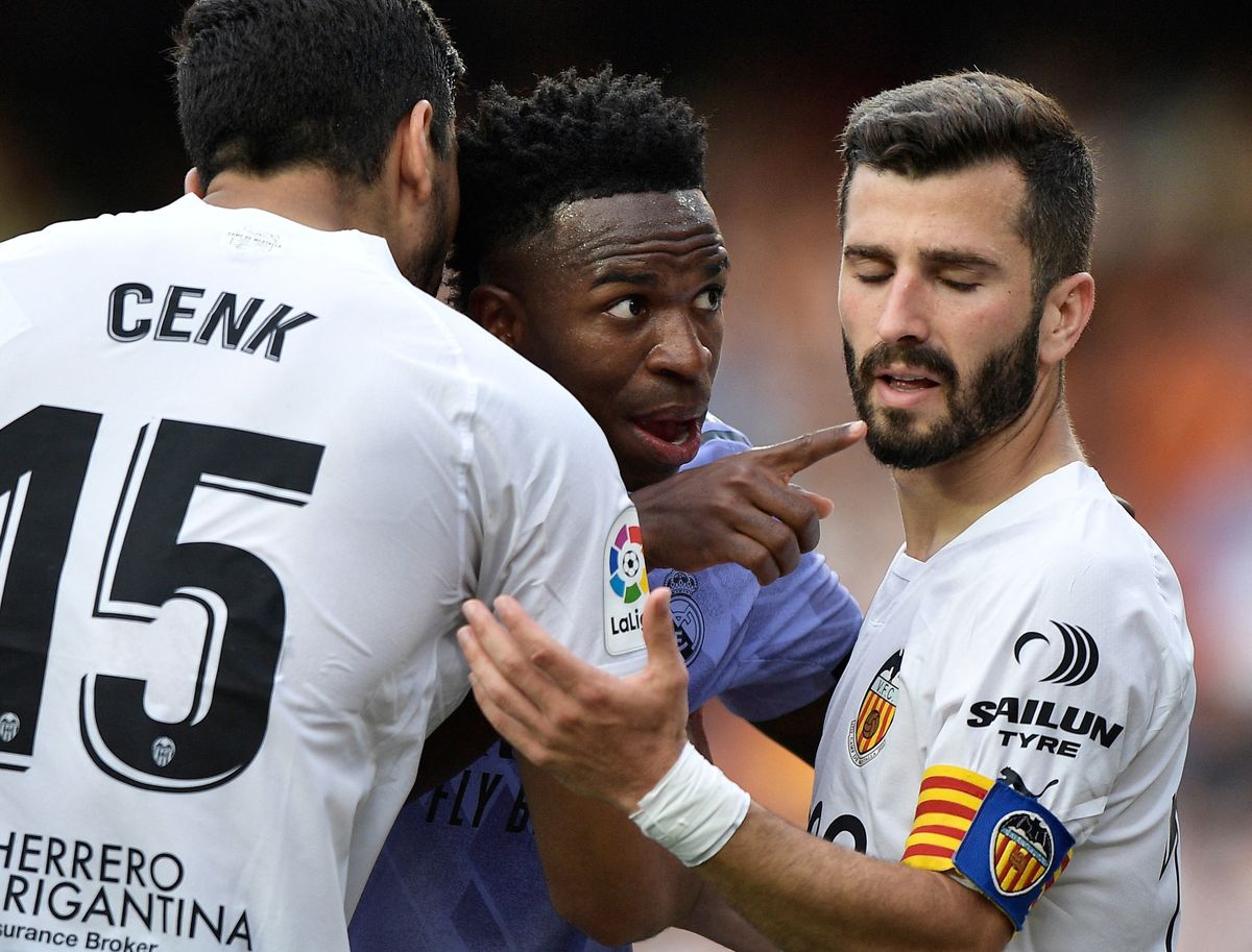 Vinicius señala a los aficionados de Valencia que lo insultaron, en el partido de mayo de 2023 (Foto NA) Vinicius señala a los aficionados de Valencia que lo insultaron, en el partido de mayo de 2023 (Foto NA)
