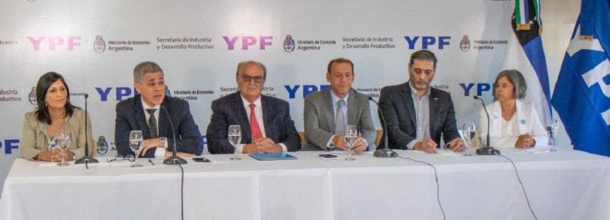 El titular de YPF, Pablo González, al presentar la asistencia financiera para Pymes relacionadas con la empresa