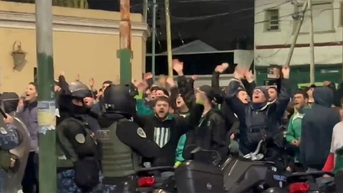 Banfieldsufrió una nueva caída, esta vez, frente a Instituto de Córdoba y los hinchasperdieron la paciencia, hasta hubo incidentes en la sala de prensa. (Foto:Captura TV)