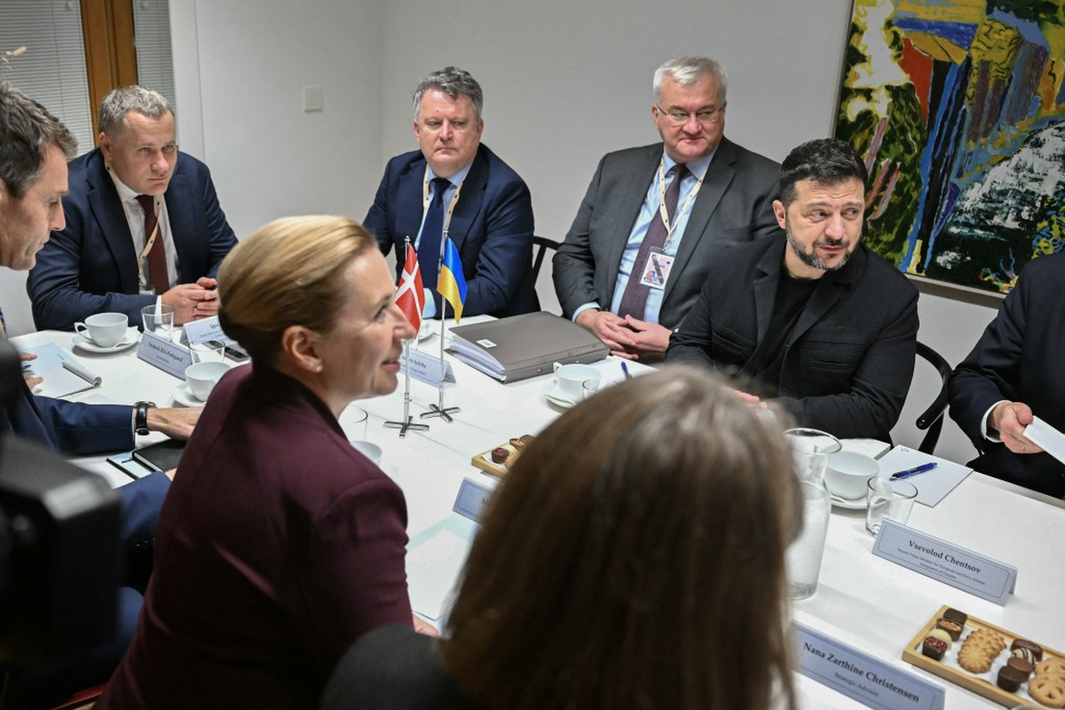 Foto de NICOLAS TUCAT / POOL / AFP El presidente de Ucrania, Volodymyr Zelensky (derecha), junto al ministro de Asuntos Exteriores de Ucrania, Andriy Sybiga (segundo por la derecha), asiste a una reunión bilateral con la primera ministra de Dinamarca, Mette Frederiksen (segunda por la izquierda), en el marco de una cumbre de la UE en Bruselas el 15 de octubre de 2026. Foto de NICOLAS TUCAT / POOL / AFP El presidente de Ucrania, Volodymyr Zelensky (derecha), junto al ministro de Asuntos Exteriores de Ucrania, Andriy Sybiga (segundo por la derecha), asiste a una reunión bilateral con la primera ministra de Dinamarca, Mette Frederiksen (segunda por la izquierda), en el marco de una cumbre de la UE en Bruselas el 15 de octubre de 2026.