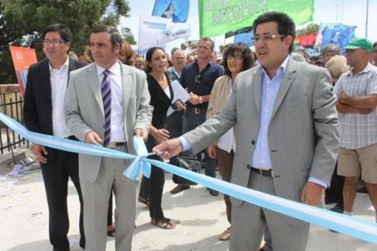 Tellechea (izq.) esperaba a Scioli, pero se tuvo que conformar con su ministro de Infraestructura.