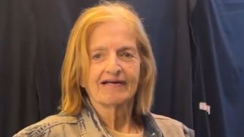 Una mujer, de 85 años, debutó como modelo en el emprendimiento de su nieta. (Foto: Captura de video) Una mujer, de 85 años, debutó como modelo en el emprendimiento de su nieta. (Foto: Captura de video)