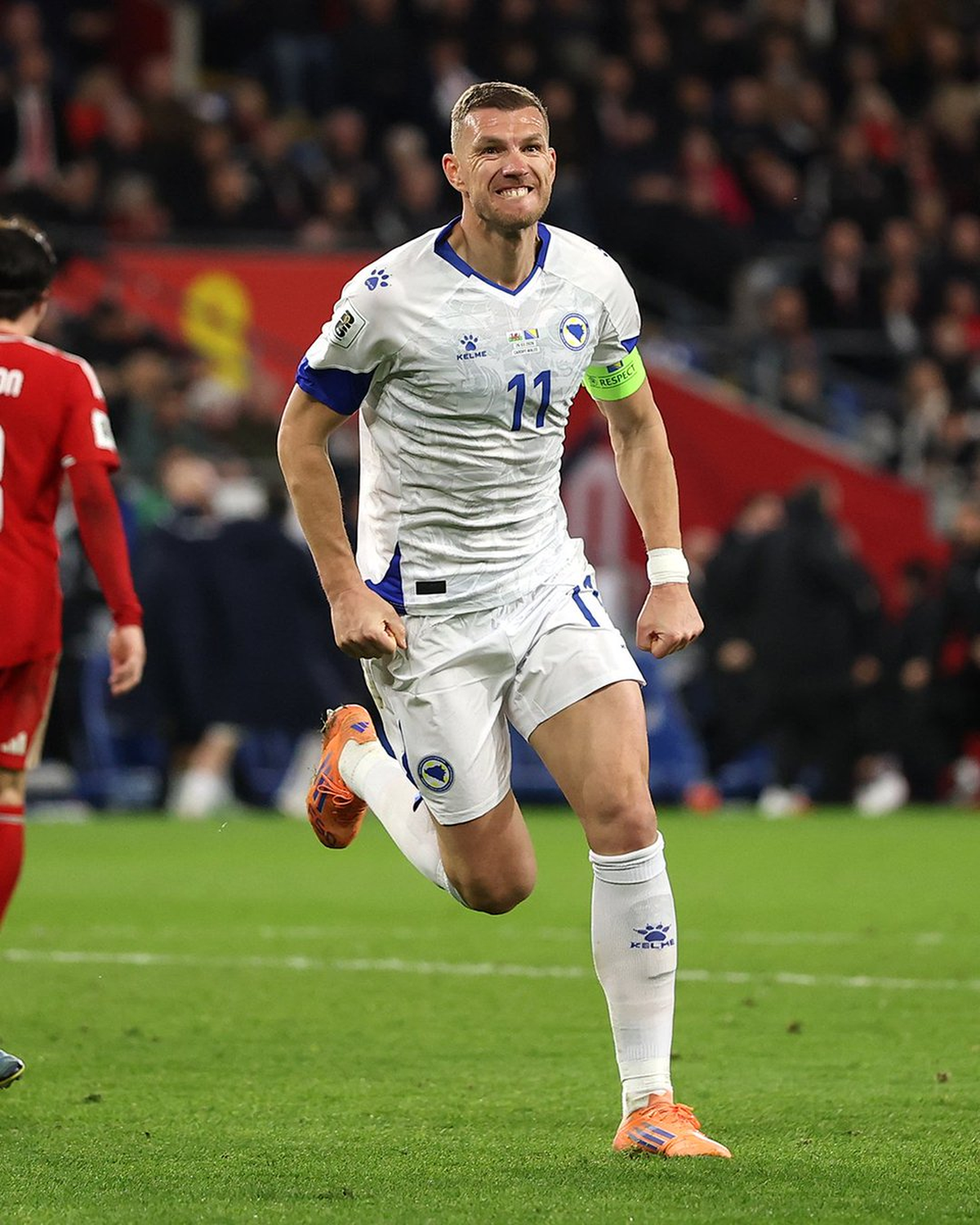 Edin Dzeko con 40 años jugará su segundo Mundial con Bosnia, el primero fue en 2014. Edin Dzeko con 40 años jugará su segundo Mundial con Bosnia, el primero fue en 2014.