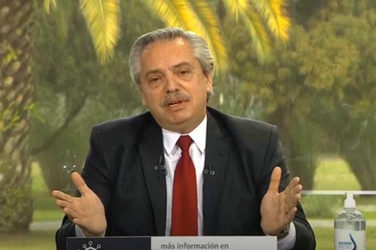 El jefe de Estado defendió las medidas del gobierno contra la pandemia y ratificó ese camino durante un contacto remoto con gobernadores para la inauguración de obras.