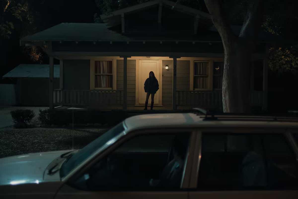 Roy Lee, otro peso pesado del terror hollywoodense, lo compara con Zach Cregger, director de Barbarian: "Algunos simplemente tienen esa capacidad: lo que crean es cinemático". Roy Lee, otro peso pesado del terror hollywoodense, lo compara con Zach Cregger, director de Barbarian: "Algunos simplemente tienen esa capacidad: lo que crean es cinemático".