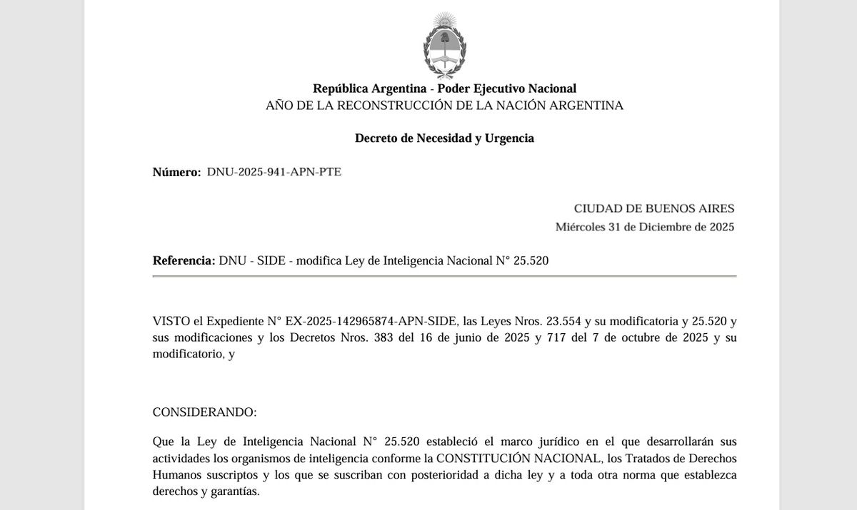 DNU entre gallos y medianoche.