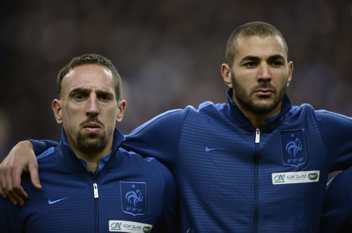 Ribéry y Benzema, juntos con la selección de Francia durante la entonación del himno, en los años en que compartieron vestuario antes de sus polémicas judiciales ya cerradas. Ribéry y Benzema, juntos con la selección de Francia durante la entonación del himno, en los años en que compartieron vestuario antes de sus polémicas judiciales ya cerradas.