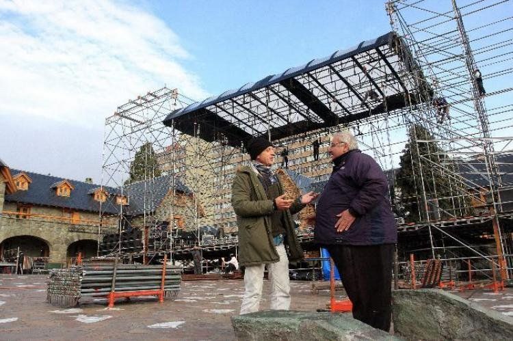 Preparan el Centro Cívico para el show de mañana. Foto: Diario Río Negro.