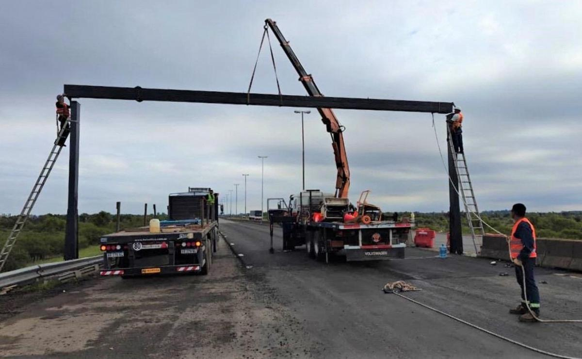 Instalan estructuras con cartelería variable, cámaras y sensores en la RN 174 para mejorar la seguridad vial y el control del tránsito. Instalan estructuras con cartelería variable, cámaras y sensores en la RN 174 para mejorar la seguridad vial y el control del tránsito.