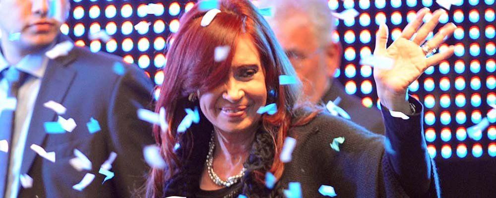 Cristina tras la inauguración de una escuela en la localidad bonaerense de San Antonio de Areco donde volvió a defender la expropiación de YPF (Foto: Télam)