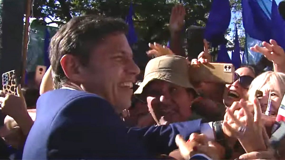 Axel Kicillof saludó a los manifestantes a su llegada a la Legislatura (Foto: captura de video). Axel Kicillof saludó a los manifestantes a su llegada a la Legislatura (Foto: captura de video).