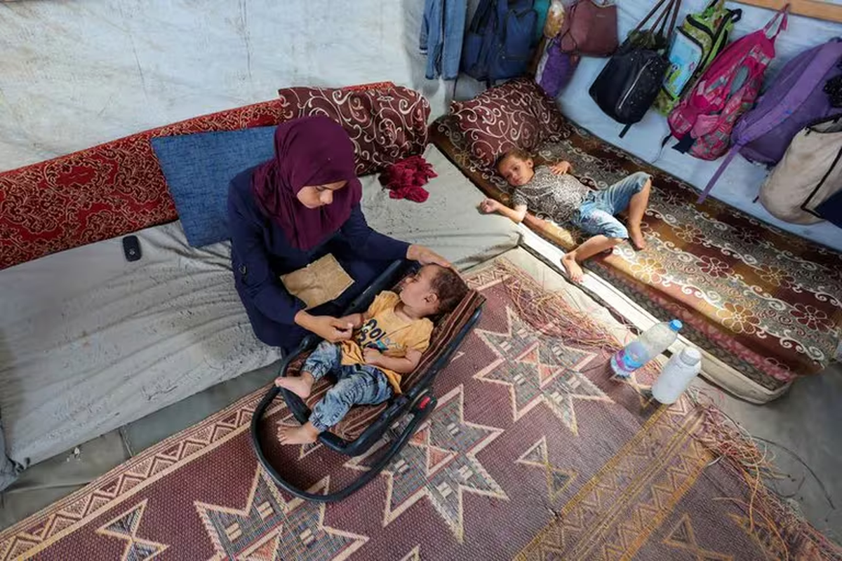 La madre del niño palestino Abdul Rahman Abu Al-Jidyan, que es la primera persona que contrae la polio en Gaza en 25 años, le cuida en su tienda de campaña, en Deir Al-Balah (REUTERS/Ramadan Abed/Fotografía de archivo) La madre del niño palestino Abdul Rahman Abu Al-Jidyan, que es la primera persona que contrae la polio en Gaza en 25 años, le cuida en su tienda de campaña, en Deir Al-Balah (REUTERS/Ramadan Abed/Fotografía de archivo)