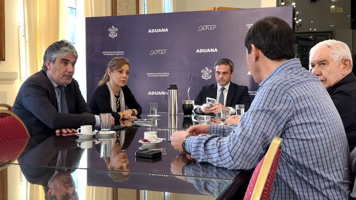 Nación convocó ayer a dirigentes gremiales en la sede de la Aduana, en Azopardo 350.