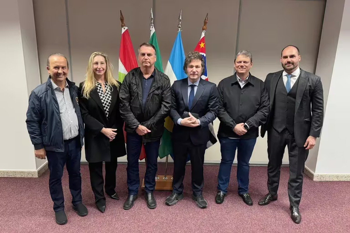 El gobernador Jorginho Mello, Karina Milei, Bolsonaro, Milei, el gobernador Tarsicio de Freitas y Eduardo Bolsonaro El gobernador Jorginho Mello, Karina Milei, Bolsonaro, Milei, el gobernador Tarsicio de Freitas y Eduardo Bolsonaro