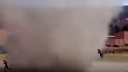 El remolino de tierra comiéndose al árbitro del partido en Bolivia.