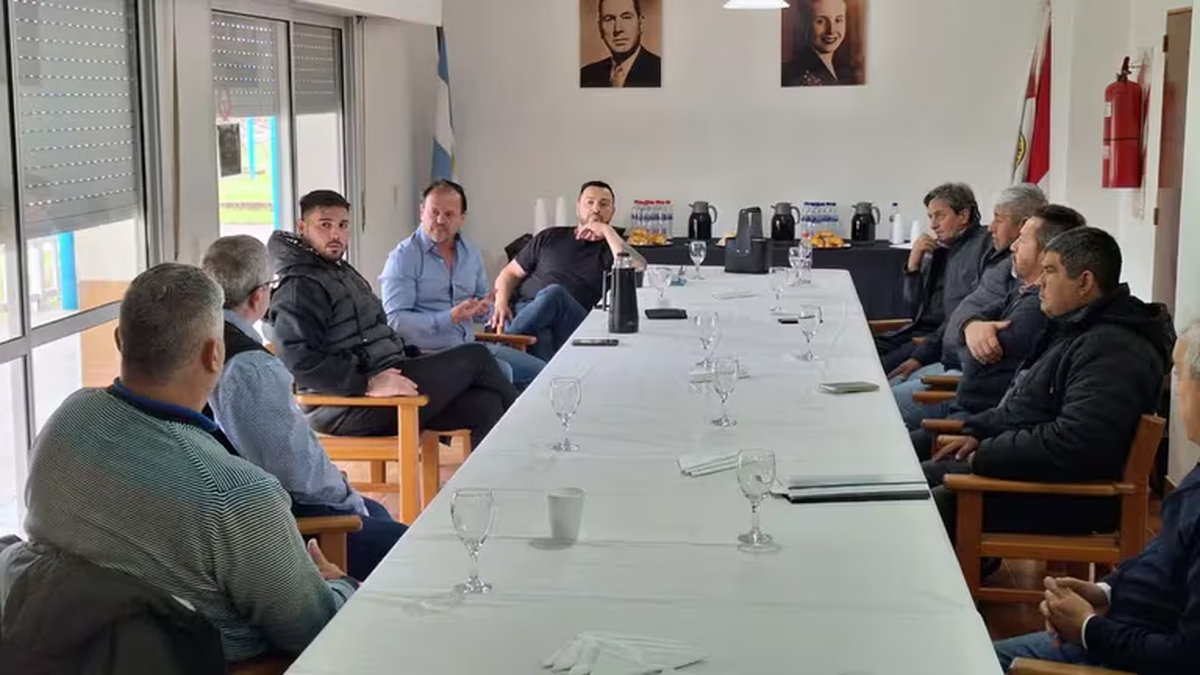 Sergio Aladio, el de camisa celeste, desde su desafiliación de la federación liderada por Hugo Moyano en 2015, ha logrado importantes avances para su sector en Santa Fe. Sergio Aladio, el de camisa celeste, desde su desafiliación de la federación liderada por Hugo Moyano en 2015, ha logrado importantes avances para su sector en Santa Fe.