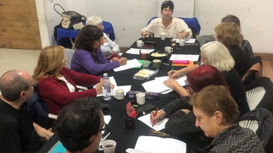 Adultos mayores participan en el taller de literatura dictado por Laura Fernández en el barrio Pueyrredón. Adultos mayores participan en el taller de literatura dictado por Laura Fernández en el barrio Pueyrredón.