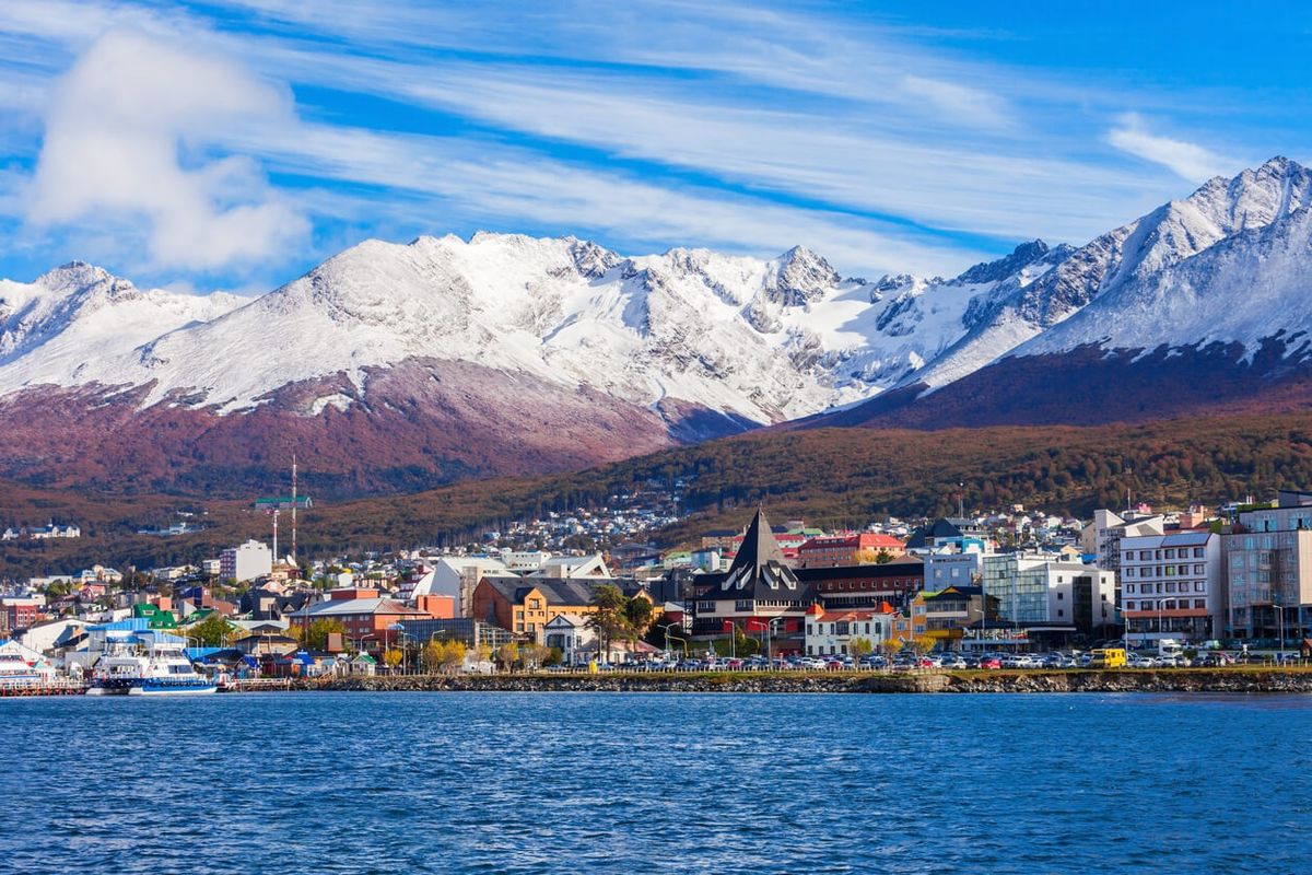 No como en invierno pero Ushuaia mostró nieve en las montañas
