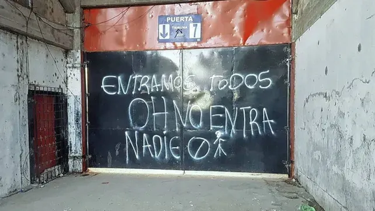 Una de las amenazas pintadas por La Negrada, una de las facciones de la barra de Colón de Santa Fe. Una de las amenazas pintadas por La Negrada, una de las facciones de la barra de Colón de Santa Fe.
