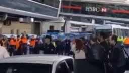 altText(CFK llegó a Aeroparque y fue ovacionada por los trabajadores)}