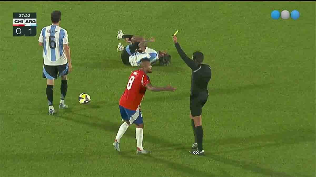 Arturo Vidal realizó una doble provocación a Rodrigo De Paul durante la victoria de Argentina frente a Chile 0-1, hubo respuesta de los chilenos. (Foto: Captura de TV) Arturo Vidal realizó una doble provocación a Rodrigo De Paul durante la victoria de Argentina frente a Chile 0-1, hubo respuesta de los chilenos. (Foto: Captura de TV)