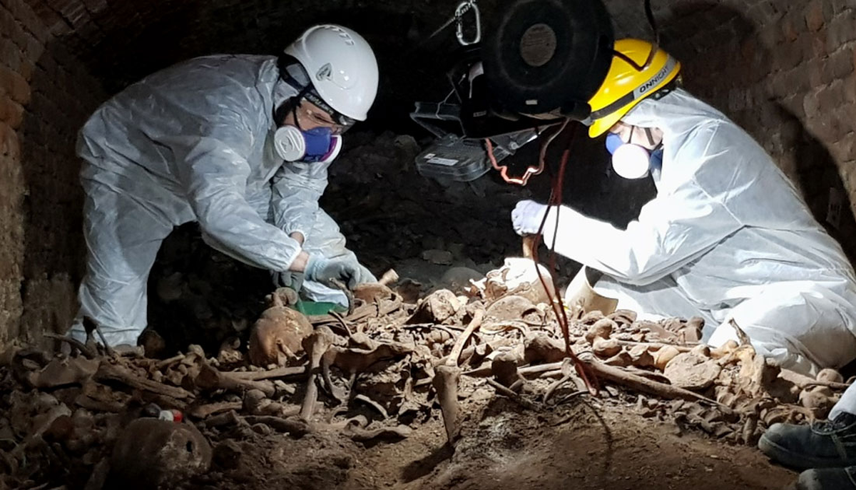 Los huesos muestran una vida dura: hambre, enfermedades, consumo de drogas como opio y cocaína. También dejan pistas de la dieta, el entorno y hasta de prácticas médicas poco conocidas. Los huesos muestran una vida dura: hambre, enfermedades, consumo de drogas como opio y cocaína. También dejan pistas de la dieta, el entorno y hasta de prácticas médicas poco conocidas.