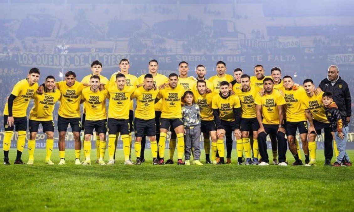 Los jugadores de Peñarol con la remera en alusión a la Marcha del Silencio.