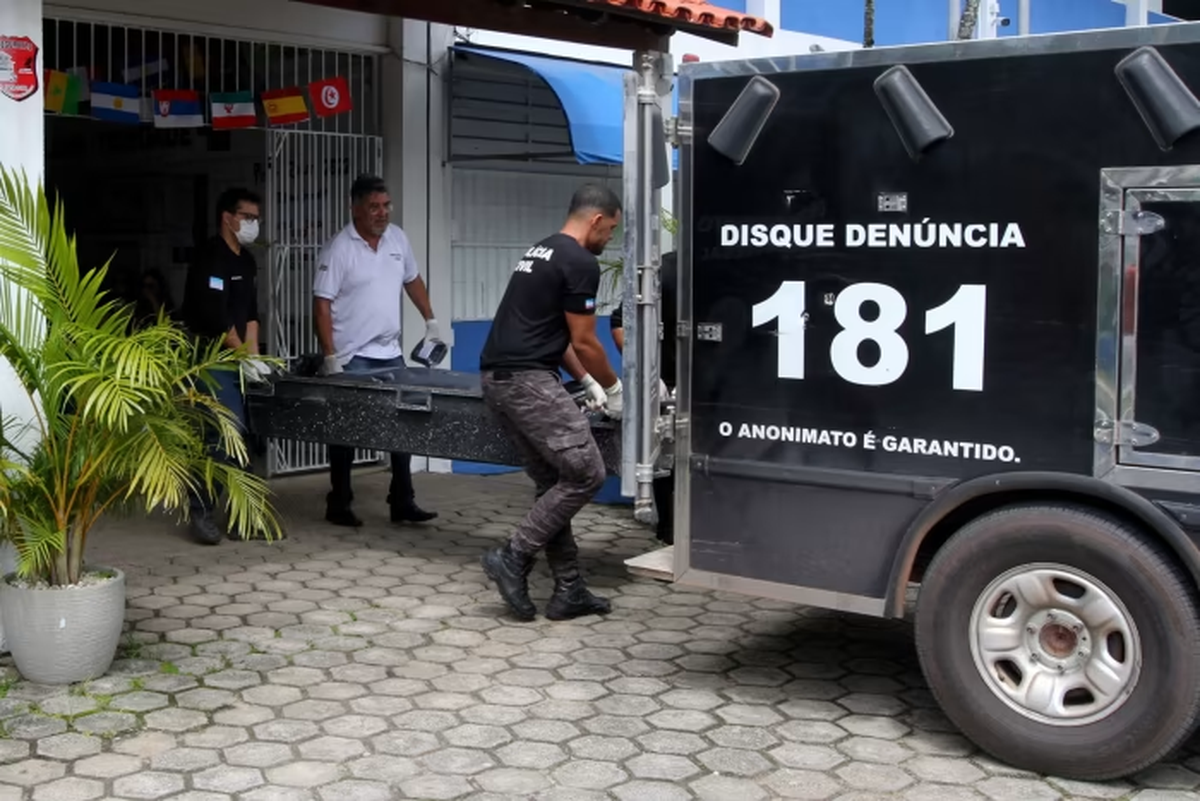 Una víctima de un tiroteo es transportada desde una escuela en Aracruz en el estado brasileño de Espirito Santo
