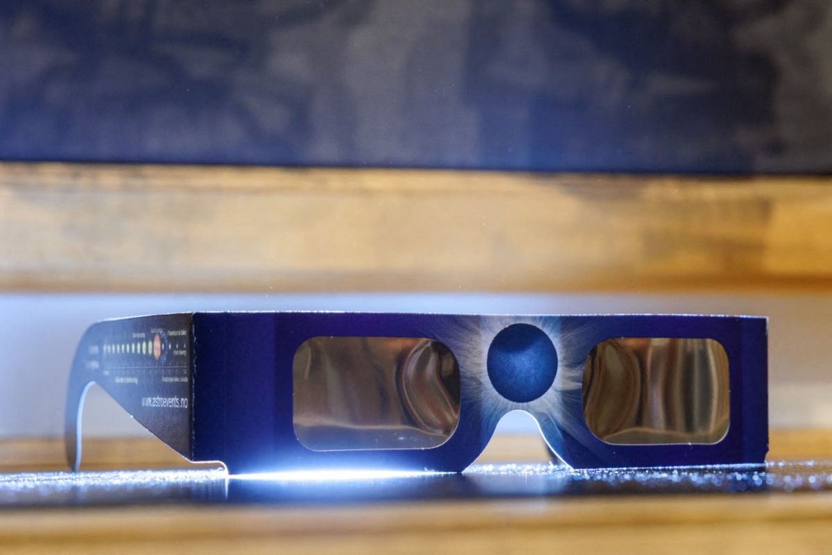 Gafas homologadas con la norma ISO 12312-2, la &uacute;nica protecci&oacute;n adecuada para observar el eclipse solar sin da&ntilde;ar la vista.