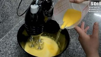Captura del video del municipio de Merlo sobre cómo preparar el budín de polenta Captura del video del municipio de Merlo sobre cómo preparar el budín de polenta
