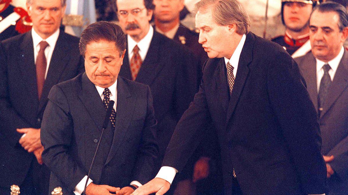 Miguel Ángel Toma jurando como titular de la SIDE. Hoy suena para liderar la AFI de Javier Milei.