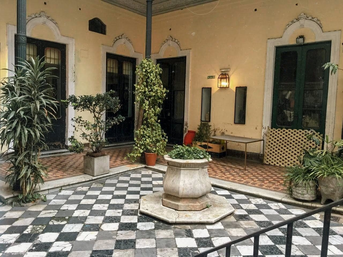 La antigua Casa Ezeiza se encuentra rodeada de plantas y naturaleza.