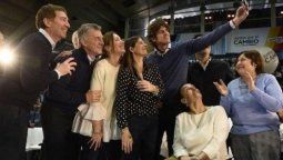 altText(Humor negro: La selfie de Juntos por el Cambio que hizo estallar Twitter)}