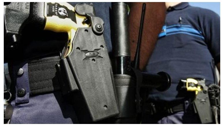Bullrich habilitó el uso de Taser y publicó un manual sobre cuándo y cómo