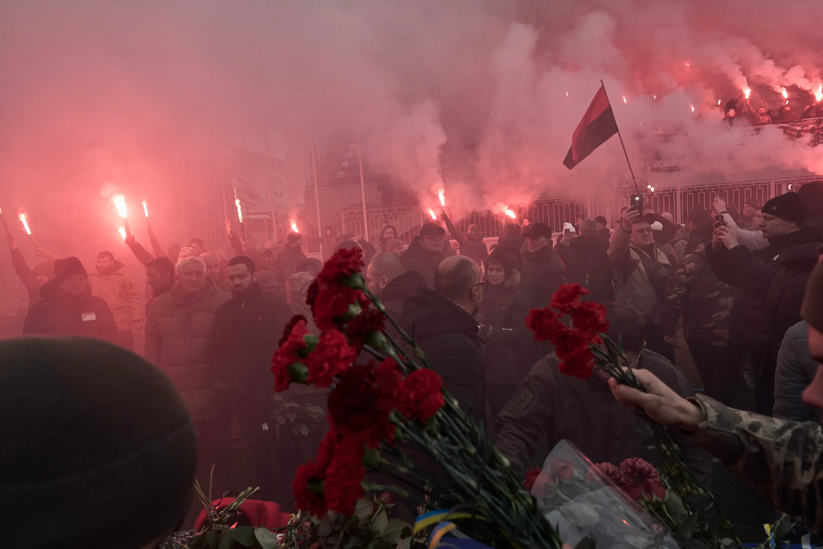 Ultras del FC Obolón despidiendo a Pavel Vedibida. Ultras del FC Obolón despidiendo a Pavel Vedibida.