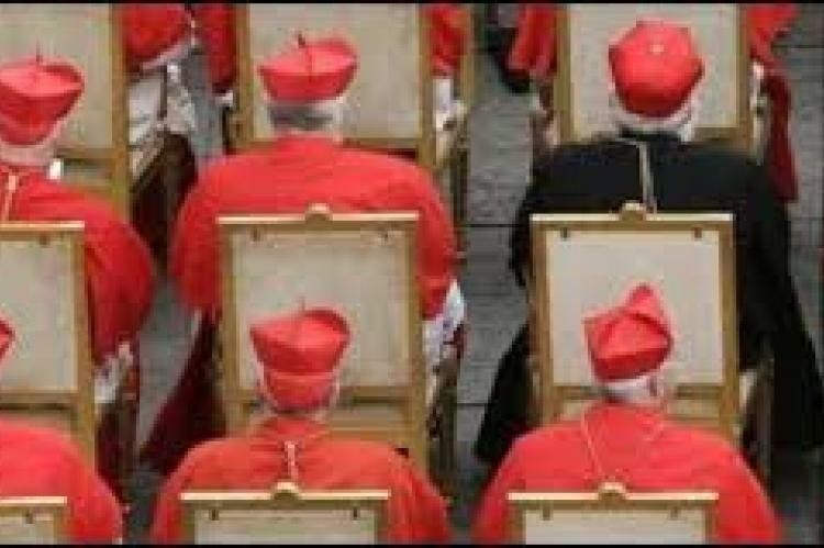 Se calcula que la primera congregación de cardenales tendrá lugar el viernes 01/03, justo al día siguiente de que el jueves a las 20:00 se haga efectiva la dimisión de Benedicto XVI. Será en esa primera congregación en la que se decida si se adelanta o no