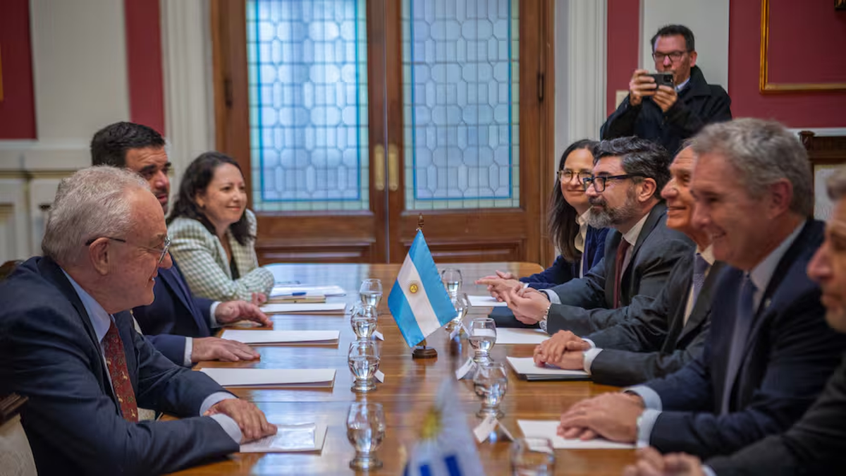 Mesa de diálogo entre Argentina y Uruguay. Mesa de diálogo entre Argentina y Uruguay. 