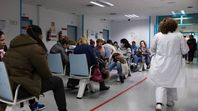 Los hospitales públicos reciben cada vez más pacientes que antes contaban con cobertura de obras sociales y prepagas, pero tuvieron que darse de baja por perder los empleos debido al ajuste económico de Javier Milei.
