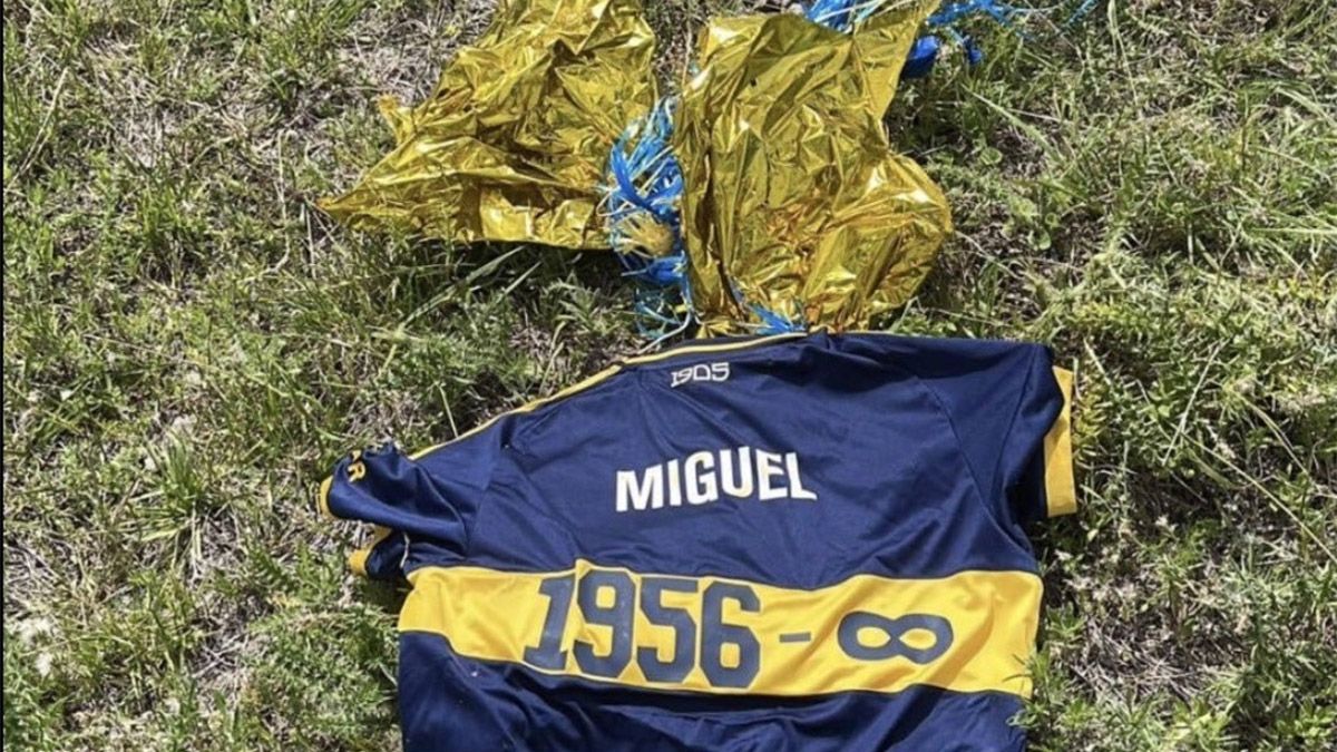 Un productor rural de Uruguay encontró en su campo la camiseta de homenaje a Miguel Ángel Russo que Boca lanzó al cielo en La Bombonera. Un productor rural de Uruguay encontró en su campo la camiseta de homenaje a Miguel Ángel Russo que Boca lanzó al cielo en La Bombonera.