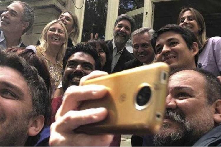 Alberto Fernández se tomó fotos con los trabajadores del Malbrán, incumpliendo la recomendación de la distancia social para evitar la propagación del COVID-19 (Foto: Perfil).