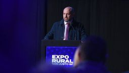 Desde la Expo Rural, el ministro de Desarrollo Productivo de Santa Fe, Gustavo Puccini, le pidió a Luis Caputo que acelere con la eliminación de impuestos y retenciones al campo.