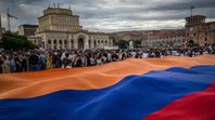Urnas abiertas en Armenia: más de 2.4 millones de ciudadanos eligen este 7 de junio el rumbo parlamentario y el destino geopolítico de la república caucásica. Urnas abiertas en Armenia: más de 2.4 millones de ciudadanos eligen este 7 de junio el rumbo parlamentario y el destino geopolítico de la república caucásica.