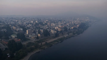 Foto de Bariloche cubierta por el humo de los incendios que avanzan hacia el lago Martin. Foto de Marcelo Martínez, tomada del sitio local ANB. Foto de Bariloche cubierta por el humo de los incendios que avanzan hacia el lago Martin. Foto de Marcelo Martínez, tomada del sitio local ANB.