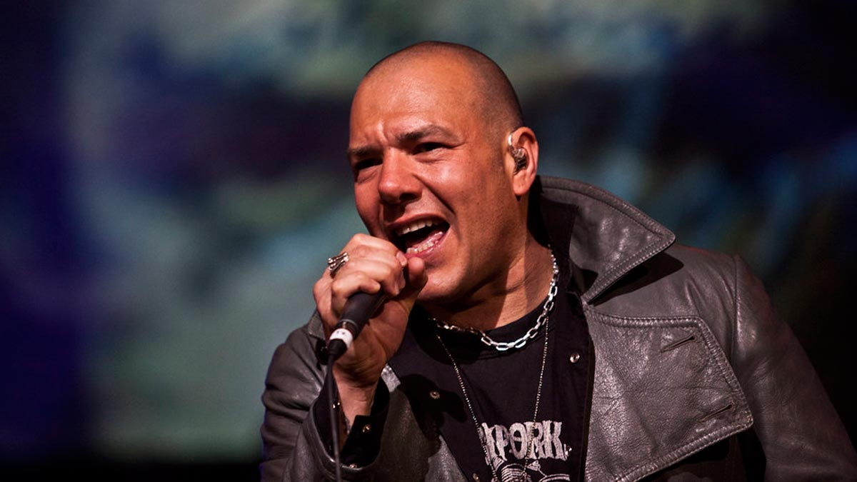 Con su habitual energía arrolladora y una propuesta sonora inconfundible, la banda liderada por Fernando Ruiz Díaz promete un repaso exhaustivo por sus grandes éxitos. Con su habitual energía arrolladora y una propuesta sonora inconfundible, la banda liderada por Fernando Ruiz Díaz promete un repaso exhaustivo por sus grandes éxitos.