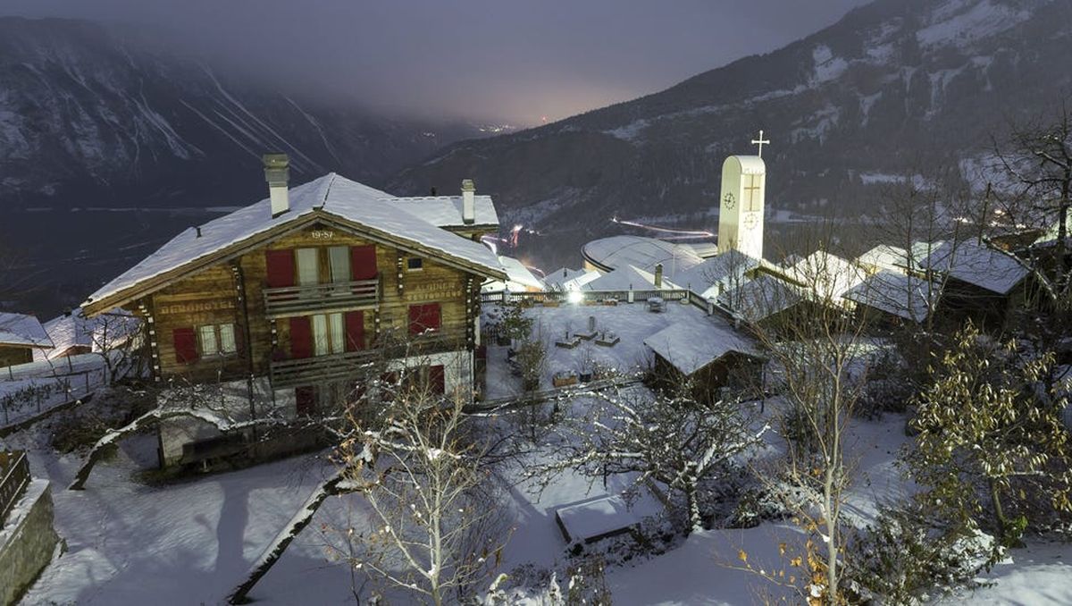 Albinen, en los Alpes suizos, refleja la tranquilidad y el orden que convirtieron a Suiza en símbolo histórico de neutralidad y estabilidad europea. Albinen, en los Alpes suizos, refleja la tranquilidad y el orden que convirtieron a Suiza en símbolo histórico de neutralidad y estabilidad europea.
