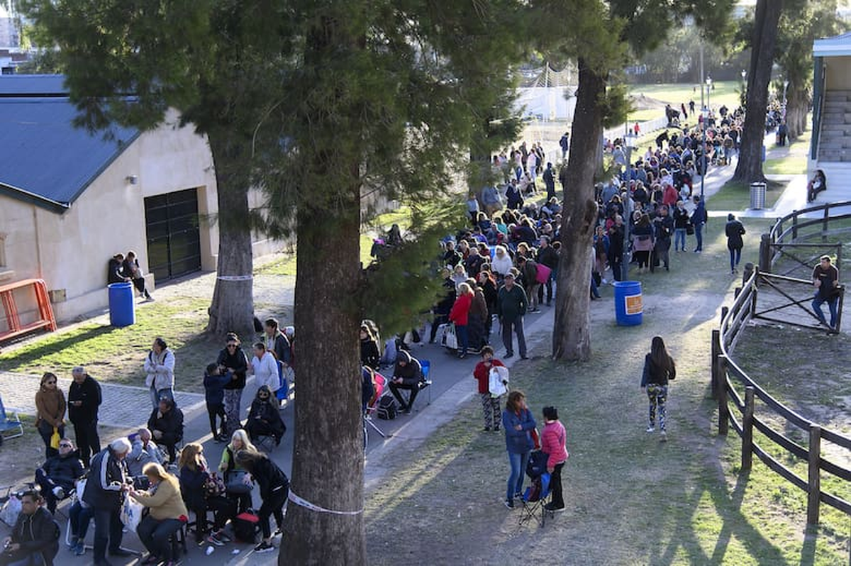 Gran cantidad de personas asisten al predio de la ex Rural de Rosario en búsqueda de la bendición de Leda. Gran cantidad de personas asisten al predio de la ex Rural de Rosario en búsqueda de la bendición de Leda. 