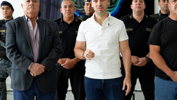 Ignacio Torres, gobernador de Chubut, junto a la plana mayor de seguridad