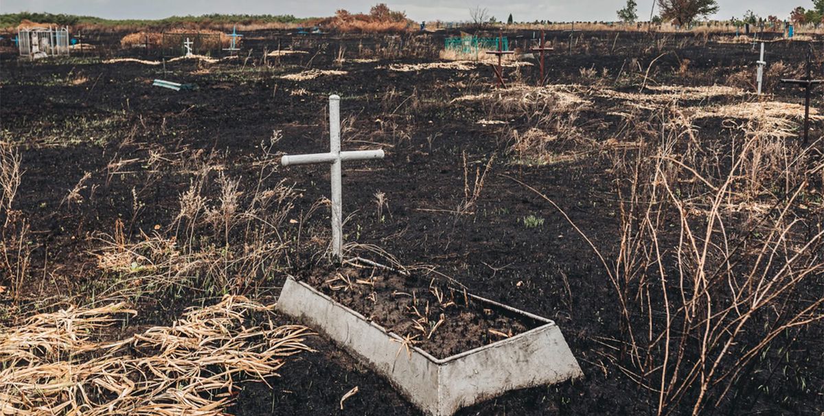 Cementerio en el pueblo de Svyato-Pokrovskoye, distrito de Bakhmut, región de Donetsk de Ucrania, hoy en la línea del frente en Donbas.